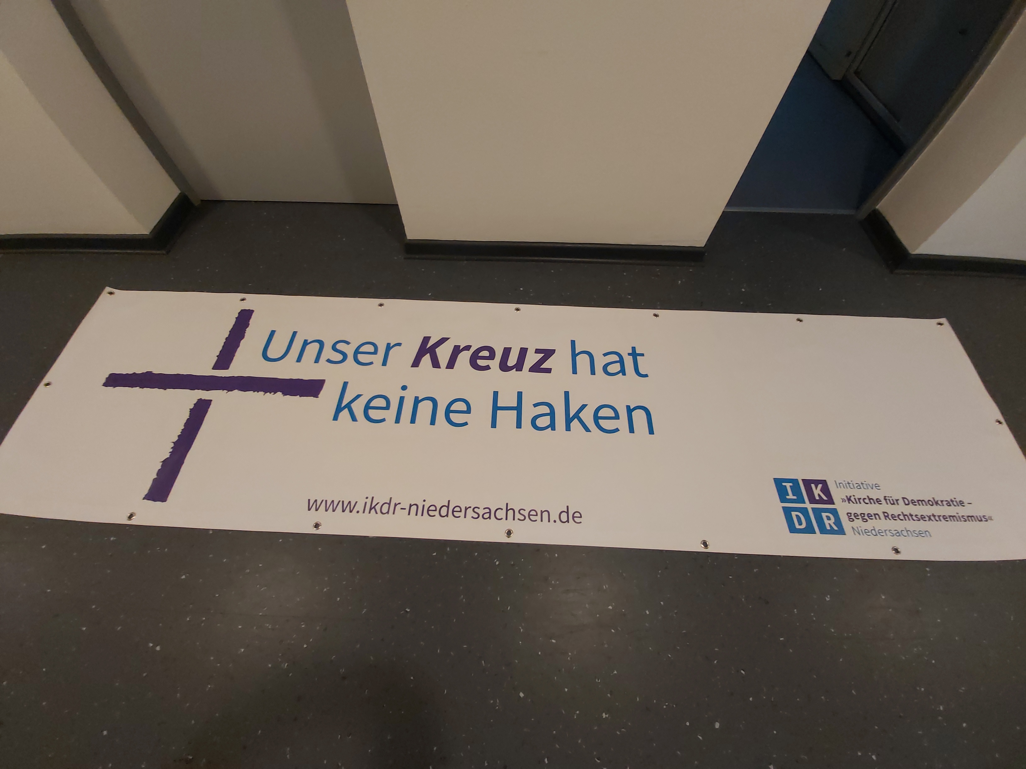 12-400015 Verleih: Banner „Unser Kreuz hat keine Haken“