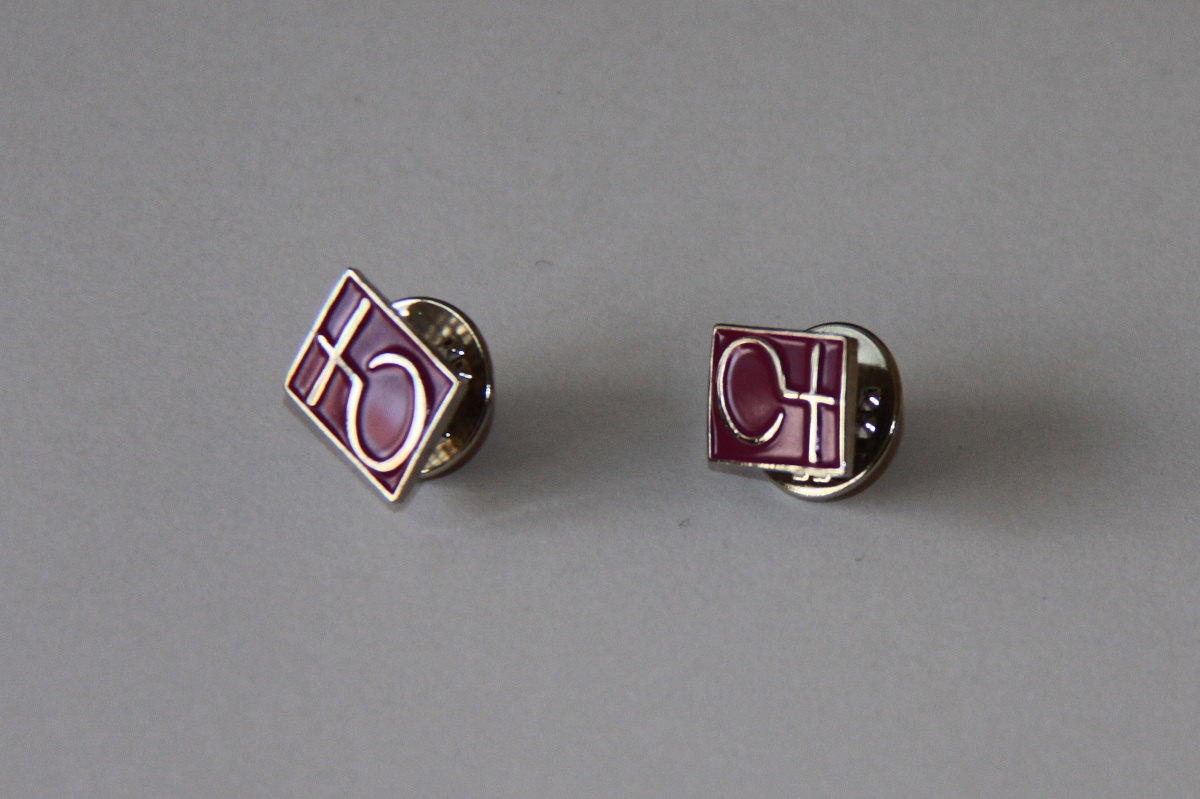 12-500035 Kreuz auf der Weltkugel, lila Pin